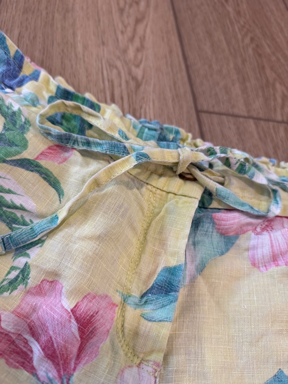 Tommy Bahama Linen Floral Cargo Shorts Sz M Butter Yellow Beachy Resortwear - Picture 3 of 10